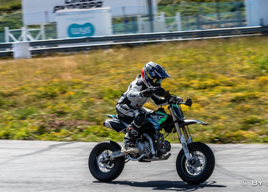 Camp d'été motos sur le circuit d'Andorre en juillet et août
