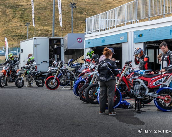 Camp d'été motos sur le circuit d'Andorre en juillet et août