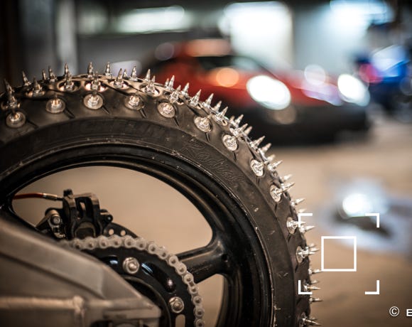 2RTeam réponds à vos attentes en vous fournissants vos maxi clous pour pneus moto afin de rouler sur glace.